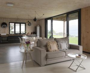 sala de estar con sofá y mesa en Hemingway casa rural Kanala en Canala