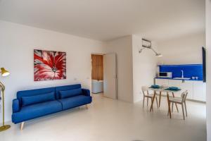 een woonkamer met een blauwe bank en een tafel bij Filippo by Feeling Italy in Massa Lubrense