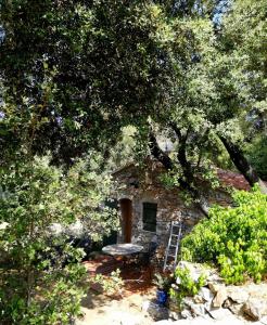 Saint-Marc-JaumegardeにあるCabanon Sainte Victoireの石造りの家の前の椅子