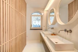 een badkamer met twee wastafels en een spiegel bij Filippo by Feeling Italy in Massa Lubrense