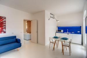 een woonkamer met een blauwe bank en een tafel bij Filippo by Feeling Italy in Massa Lubrense +15 foto's