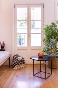 um quarto com uma porta e uma mesa com uma planta em Santa Luzia Apartments By Guestify em Guimarães