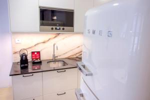 A kitchen or kitchenette at Santa Luzia Apartments By Guestify