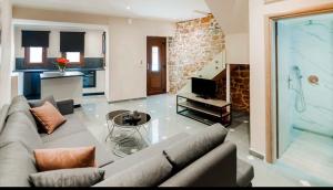 ein Wohnzimmer mit Sofa und Tisch in der Unterkunft Onar in Parga