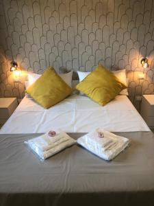 a bed with two towels sitting on top of it at Nuovo appartamento Elegante,curato nei dettagli in Decimomannu