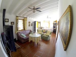 Χώρος καθιστικού στο Quaint House in Canillas with Pool
