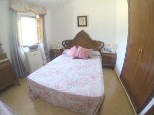 Ένα ή περισσότερα κρεβάτια σε δωμάτιο στο Quaint House in Canillas with Pool