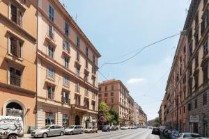 una calle de la ciudad con coches y edificios aparcados en Santa Maria Maggiore Roomy and Bright Flat, en Roma