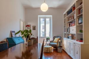 un comedor con una mesa y un estante de libros en Santa Maria Maggiore Roomy and Bright Flat, en Roma