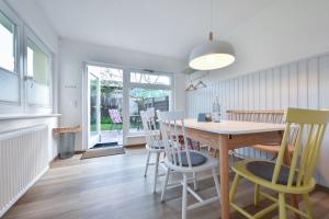 eine Küche und ein Esszimmer mit Tisch und Stühlen in der Unterkunft Usedom To Hus in Ahlbeck