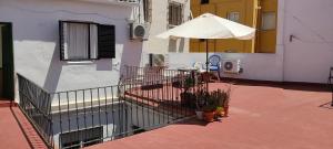 a patio with an umbrella next to a building at Apartamento para 3 en pleno centro de Sevilla in Seville