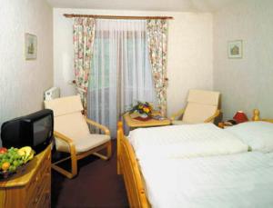 Una cama o camas en una habitación de Hostel zum Löwen