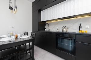 Kuchyňa alebo kuchynka v ubytovaní Nowa Letnica Apartments by Noclegi Renters + 21 fotografií