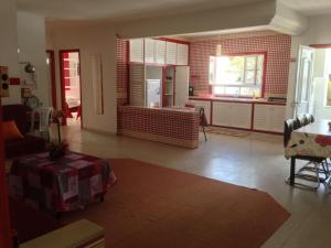 Habitación con cocina y sala de estar. en Appartement Nabeul Plage, en Nabeul