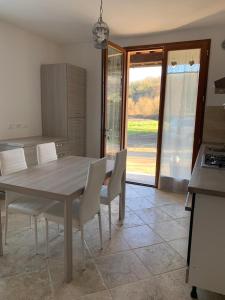 uma cozinha e sala de jantar com mesa e cadeiras em IL MESSINO em Montevarchi