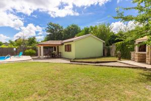 une arrière-cour avec une maison et une piscine dans l'établissement Villa Chiara with private pool, à Žminj