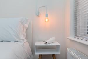 Un pat sau paturi într-o cameră la Hazelgrove Serviced Apartment by Huluki Sussex Stays