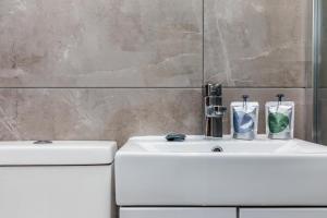 Uma casa de banho em Hazelgrove Serviced Apartment by Huluki Sussex Stays