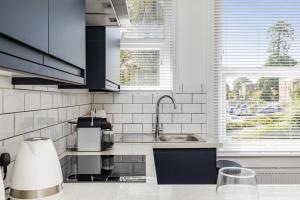 Una cocina o kitchenette en Hazelgrove Serviced Apartment by Huluki Sussex Stays