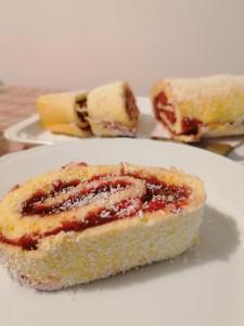 un pedazo de pastel sentado en un plato blanco en Italaforesteria en Lavone