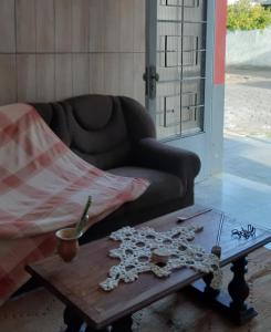 uma sala de estar com um sofá e uma mesa de centro em Apartamento no centro em São Lourenço