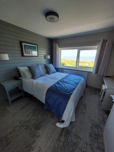 South Sands Hotel客房内的一张或多张床位