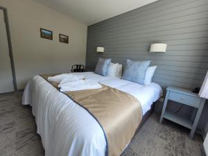 South Sands Hotel客房内的一张或多张床位
