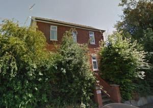 une maison en briques avec des arbres devant elle dans l'établissement Toothbrush Apartments - Ipswich East - Cauldwell Ave, à Ipswich