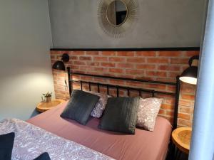 En eller flere senge i et værelse på Apartament SPOKOLOKO Wiślańska Złoty B1