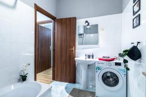 uma casa de banho com uma máquina de lavar roupa e um lavatório em Quick Home Agatha Apt em Santhià
