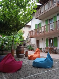 tre sacchi colorati seduti per terra di fronte a un edificio di La Bella Corte ad Arco
