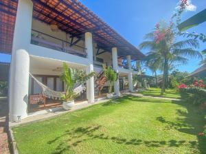 een resort met een hangmat in de tuin bij Kite Soul Pousada in Cumbuco