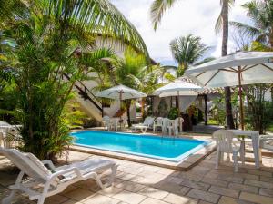 A piscina localizada em Pousada Hibiscus ou nos arredores