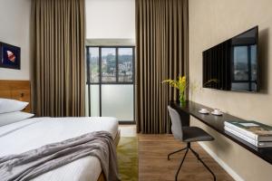 מיטה או מיטות בחדר ב-מלון שומאכר חיפה