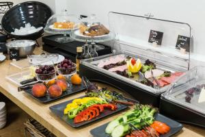 een buffet met veel verschillende soorten eten bij Classic Hotel by Athens Prime Hotels in Athene