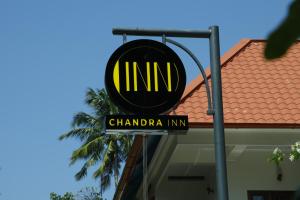 奎隆Chandra Inn的大楼前的贵族旅馆标志