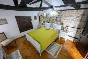 Łóżko lub łóżka w pokoju w obiekcie Bujtina Kodiket Guesthouse
