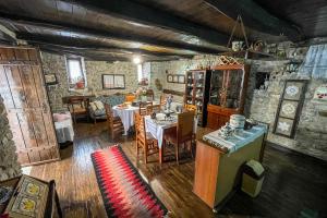 Pokój ze stołem i krzesłami oraz pokój z pokojem w obiekcie Bujtina Kodiket Guesthouse w mieście Berat