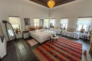 Łóżko lub łóżka w pokoju w obiekcie Bujtina Kodiket Guesthouse