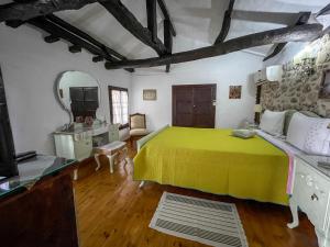 Łóżko lub łóżka w pokoju w obiekcie Bujtina Kodiket Guesthouse