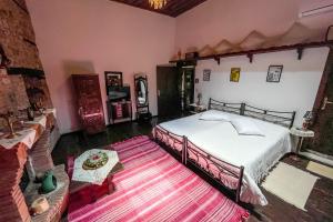 Łóżko lub łóżka w pokoju w obiekcie Bujtina Kodiket Guesthouse