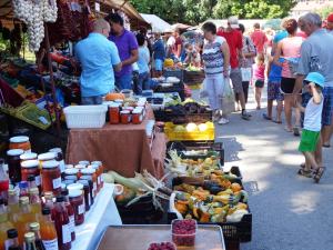 福纽德Traumblick Appartement am Balaton的一群人在户外市场买水果和蔬菜