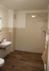 uma casa de banho com um lavatório e um WC em Am Kronengarten em Hilden