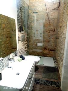 A bathroom at Cœur de vigne à Colombier 24560