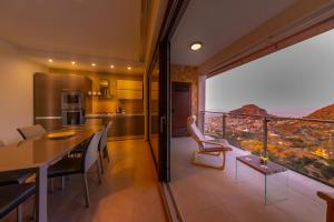 een keuken en eetkamer met uitzicht op de oceaan bij Arca Superior in Cefalù