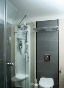 Koupelna v ubytování King Minos Hotel
