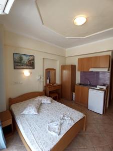 a bedroom with a bed and a kitchen at Villa Cosmos Inn in Olympic Beach