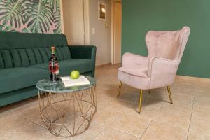 Posezení v ubytování Central & Elegant Suite with private garden