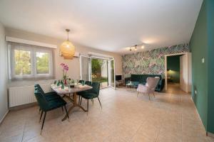 Posezení v ubytování Central & Elegant Suite with private garden