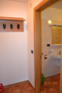 レードロにあるCasa Miravalleのバスルーム(トイレ、洗面台付)